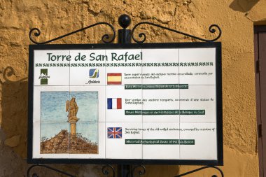 seramik bir gösterge üç dilde turizm beldesinde açıklar