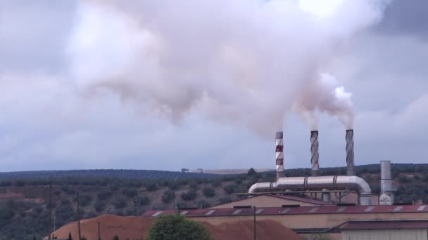 Rafinérie komíny znečišťovat vzduch s kouřem, znečištění, Španělsko — Stock video