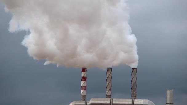 Kominów rafinerii zanieczyszczają powietrze z dymu, zanieczyszczenia, Hiszpania — Wideo stockowe