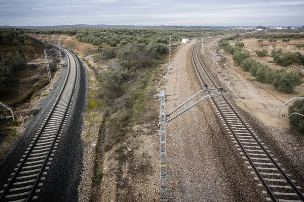 Ferrocarriles de tren con una ciudad al fondo, Jaén, España — Foto de Stock