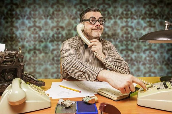 1960'larda ofiste telefonda konuşurken gözlük ile çalışan — Stok fotoğraf