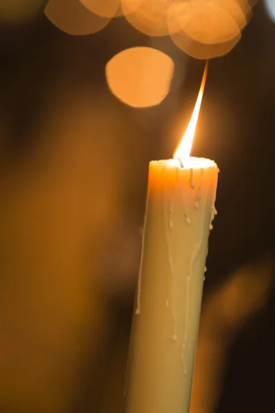 Kaars licht met lichte bokeh op de achtergrond — Stockfoto