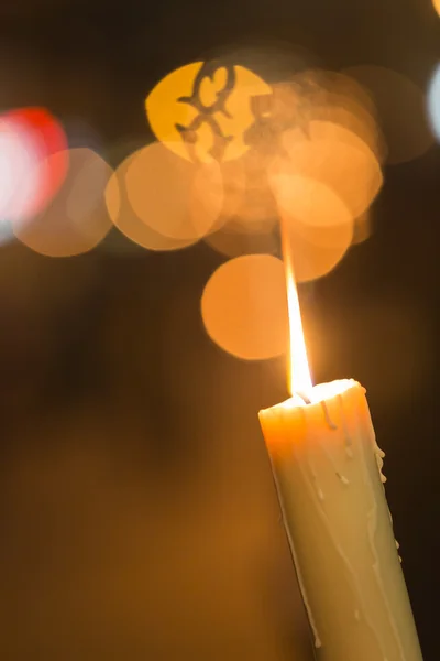 Luz de vela com bokeh luz no fundo — Fotografia de Stock