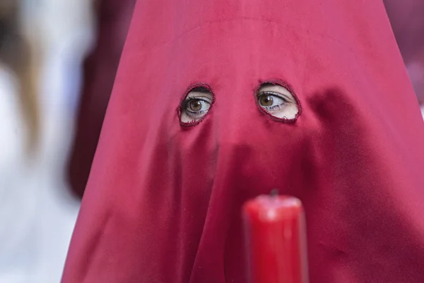 Detalle penitente rojo sosteniendo una vela durante la Semana Santa, España — Foto de Stock