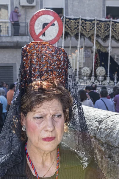 Mujer vestida de mantilla durante una procesión de Semana Santa, Spai — Foto de Stock