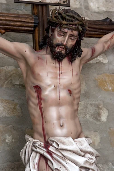 Jesusfigur auf dem in Holz geschnitzten Kreuz des Bildhauers jos — Stockfoto