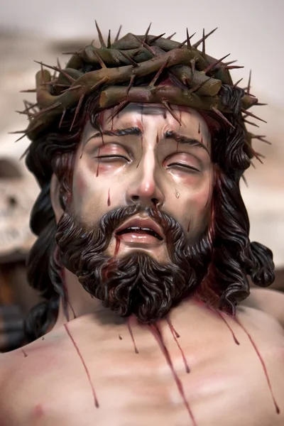 Jesusfigur auf dem in Holz geschnitzten Kreuz des Bildhauers jos — Stockfoto