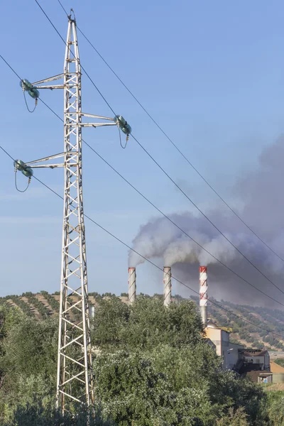 Kémény kiutasították a szennyező gázokat a levegőbe, Spanyolország — Stock Fotó