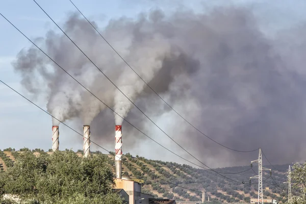 Chimenea expulsando gases contaminantes al aire, España — Foto de Stock