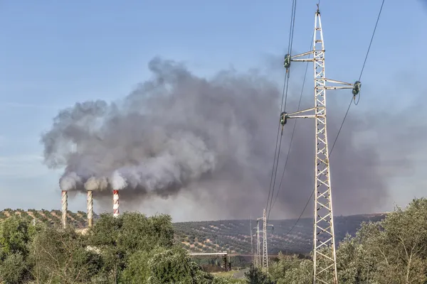 Schornstein vertreibt Schadgase in die Luft, Spanien — Stockfoto