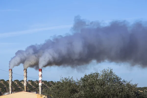 Schoorsteen uitzetting verontreinigende gassen in de lucht, Spanje — Stockfoto