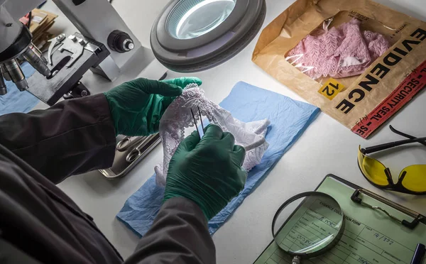 과학자는 피해자의 머리를 실험실 Dna 개념적 이미지를 유리병에 넣는다 — 스톡 사진