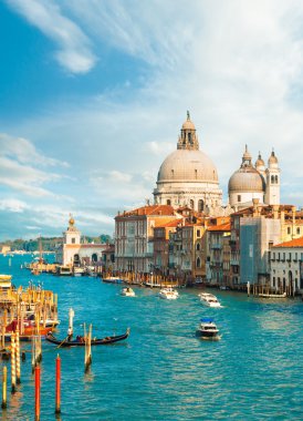 Büyük Kanal ve Bazilika 'nın muhteşem manzarası. Gün batımında Santa Maria della Salute, Venedik, İtalya