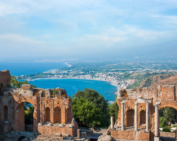 Anfiteatro griego antiguo en la ciudad de Taormina, isla Sicilia, Italia —  Fotos de Stock