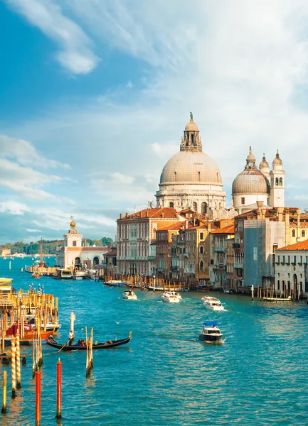 Büyük Kanal ve Bazilika 'nın muhteşem manzarası. Gün batımında Santa Maria della Salute, Venedik, İtalya