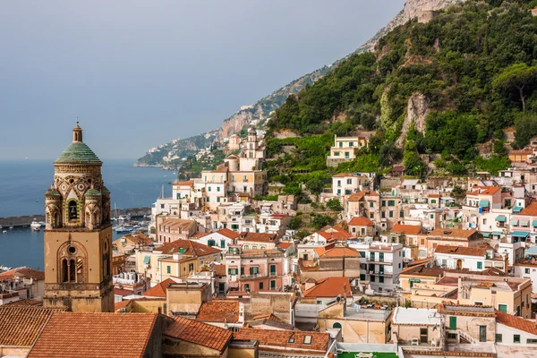 Amalfi cidade com torre de sino — Fotografia de Stock