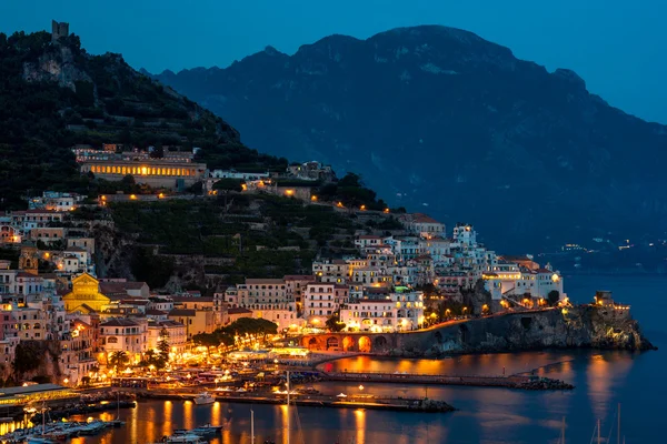 Amalfi stad på natten — Stockfoto