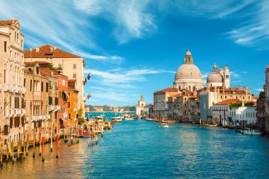 Büyük Kanal ve Bazilika 'nın muhteşem manzarası. Gün batımında Santa Maria della Salute, Venedik, İtalya