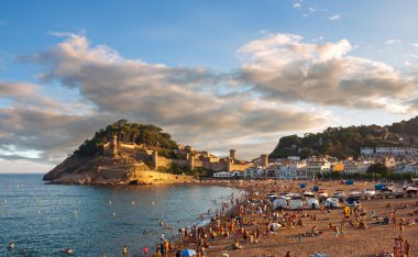 panoramik Ortaçağ Kalesi tossa de mar dramatik gökyüzü, costa brava, İspanya