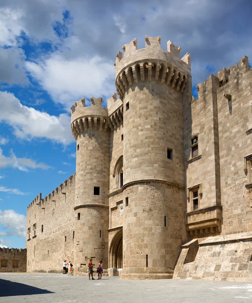 Palácio do Grão-Mestre dos Cavaleiros Famosos (Castello) na cidade medieval de Rodes, Grécia — Fotografia de Stock