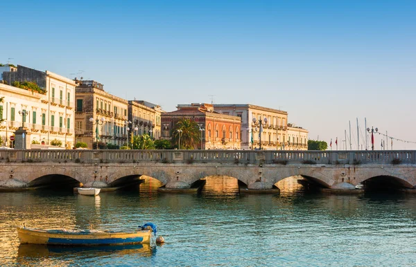 Antike siracusa stadt bei sonnenuntergang, sizilien insel, italien — Stockfoto