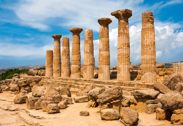 Ercole chrám s dramatickou oblohu v údolí chrámů, agrigento, ostrov Sicílie, Itálie — Stock fotografie