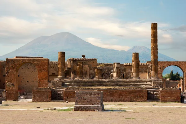 Antiguas ruinas de Pompeya con volcán Vesubio en la parte posterior durante la puesta del sol, Italia — Foto de Stock