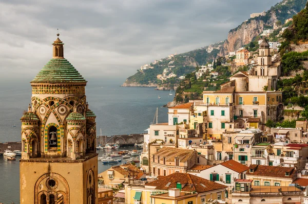 Luftaufnahme der Stadt Amalfi mit dem Glockenturm der Kathedrale davor, Italien — Stockfoto