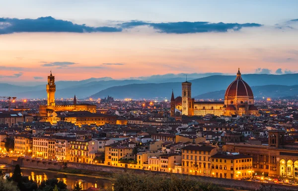Palazzo Vecchio e Cattedrale di Santa Maria del Fiore (Duomo) al tramonto, Firenze, Italia — Foto Stock