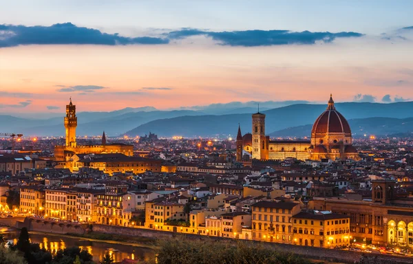 Palazzo vecchio ve katedral santa Maria del fiore (duomo) dusk, Floransa, İtalya