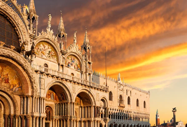 Basilica di san marco z dramatyczny zachód słońca, Wenecja, Włochy — Zdjęcie stockowe