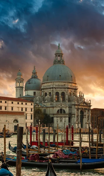 Puesta de sol dramática sobre el Gran Canal y la Basílica Santa Maria della Salute con góndolas en frente, Venecia, Italia —  Fotos de Stock