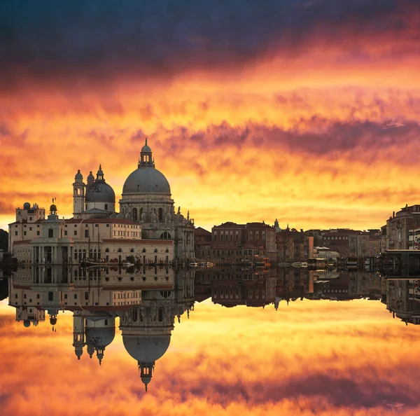 Lindo pôr do sol sobre o Grande Canal e Basílica Santa Maria della Saudação com belas reflexões, Veneza, Itália — Fotografia de Stock