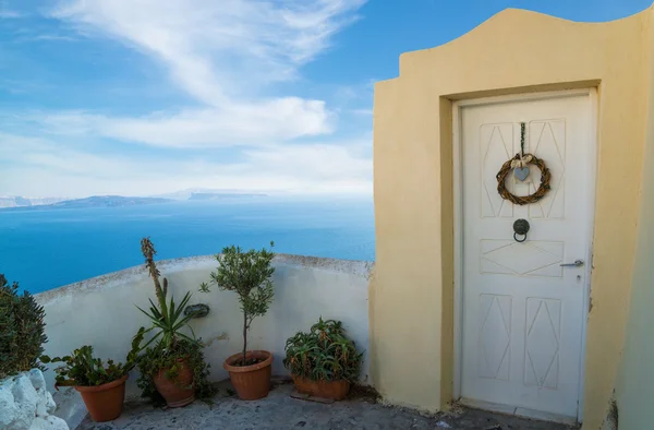 Puerta griega tradicional con una gran vista desde la isla de Santorini, Grecia — Foto de Stock