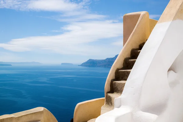 Deniz, santorini Island, Yunanistan büyük bir görünümü ile geleneksel Yunan dairenin kahverengi merdiven