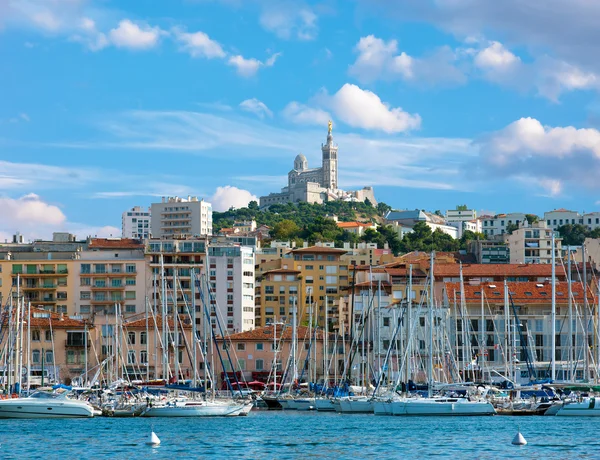 Starý přístav marseille a notre dame de la garde v zádech, Francie — Stock fotografie