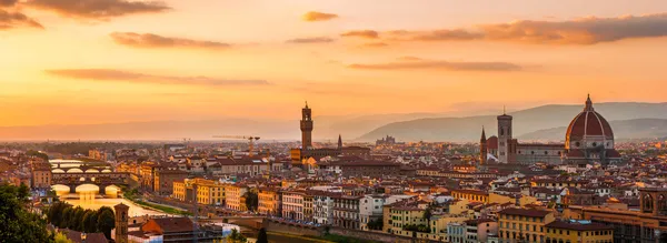 Florencia ciudad durante la puesta del sol de oro. Vista panorámica del río Arno, con Ponte Vecchio, Palazzo Vecchio y Catedral de Santa Maria del Fiore (Duomo), Florencia, Italia — Foto de Stock