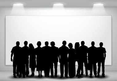Galeri boş duvara bakarak insan siluetleri
