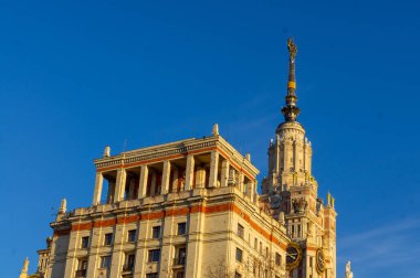 Öğleden sonra Moskova Devlet Üniversitesi 'nin binası gökyüzüne karşı.