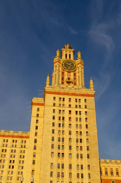 Budynek Moskiewskiego Uniwersytetu Państwowego Popołudniu Przeciw Błękitnego Nieba Godzinach Popołudniowych — Zdjęcie stockowe