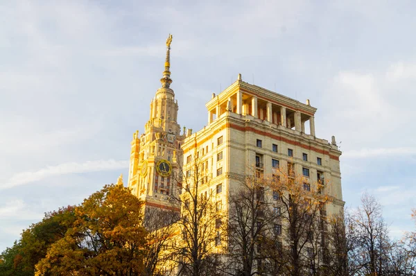 Budynek Moskiewskiego Uniwersytetu Państwowego Popołudniu Przeciw Błękitnego Nieba Godzinach Popołudniowych — Zdjęcie stockowe