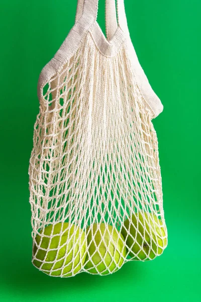 Maçãs Verdes Frescas Saco Malha Alimentos Saudáveis Embalagens Ecológicas Reciclagem — Fotografia de Stock
