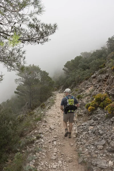 Senderismo en la montaña — Foto de Stock