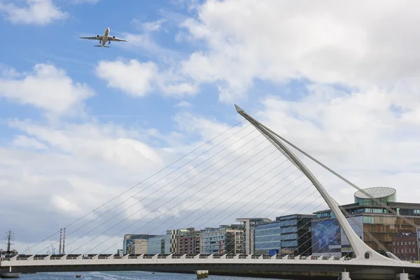 Δουβλίνο, Ιρλανδία - 15 Σεπτεμβρίου: flightfest πάνω από το samuel beckett γέφυρα — Φωτογραφία Αρχείου
