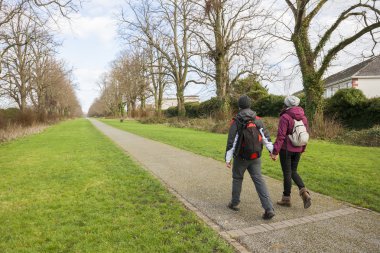 birlikte yürürken iki genç yetişkinler