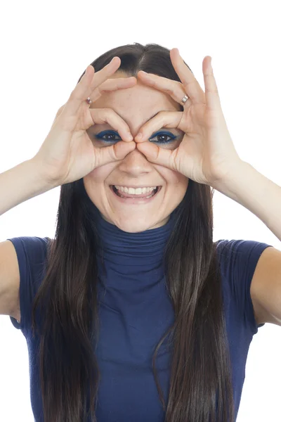 Улыбающаяся женщина делает очки для пальцев — стоковое фото