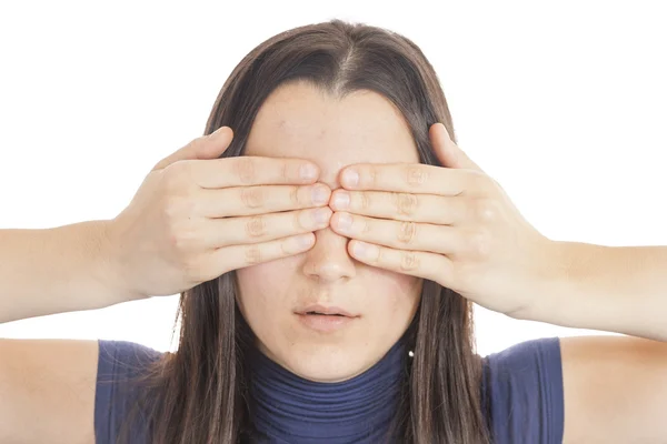 Jonge vrouw dekking van haar ogen met haar hand — Stockfoto