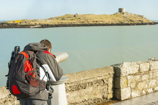 Man looking to Dalkey island by binoculars — Stock Photo, Image