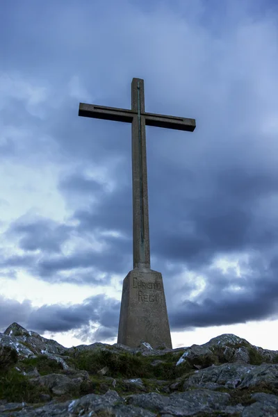 Kreuz gegen den Himmel — Stockfoto