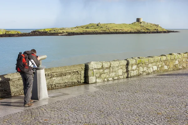 Homem olhando para a ilha Dalkey por binóculos — Fotografia de Stock